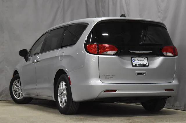 2022 Chrysler Voyager LX