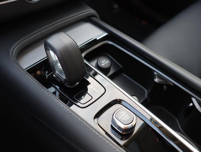 2025 Volvo XC90 B5 Core