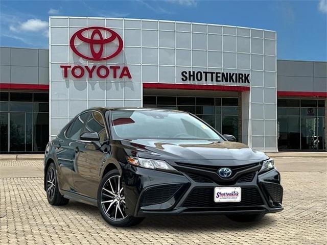 2023 Toyota Camry SE Hybrid