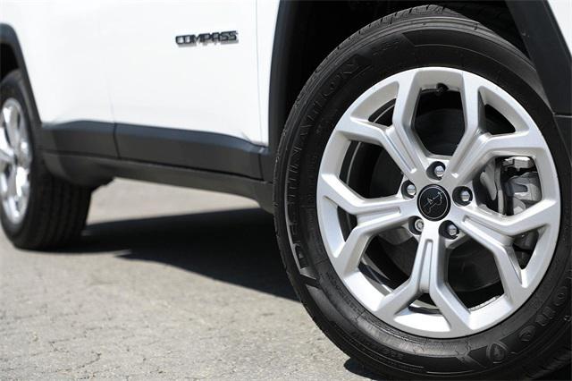 2025 Jeep Compass COMPASS LATITUDE 4X4