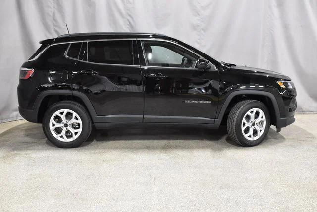 2025 Jeep Compass COMPASS LATITUDE 4X4