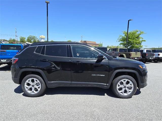 2025 Jeep Compass COMPASS LATITUDE 4X4