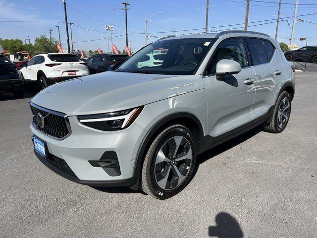 2025 Volvo XC40 B5 Plus Bright Theme 2025 Volvo XC40 B5 Plus Bright Theme