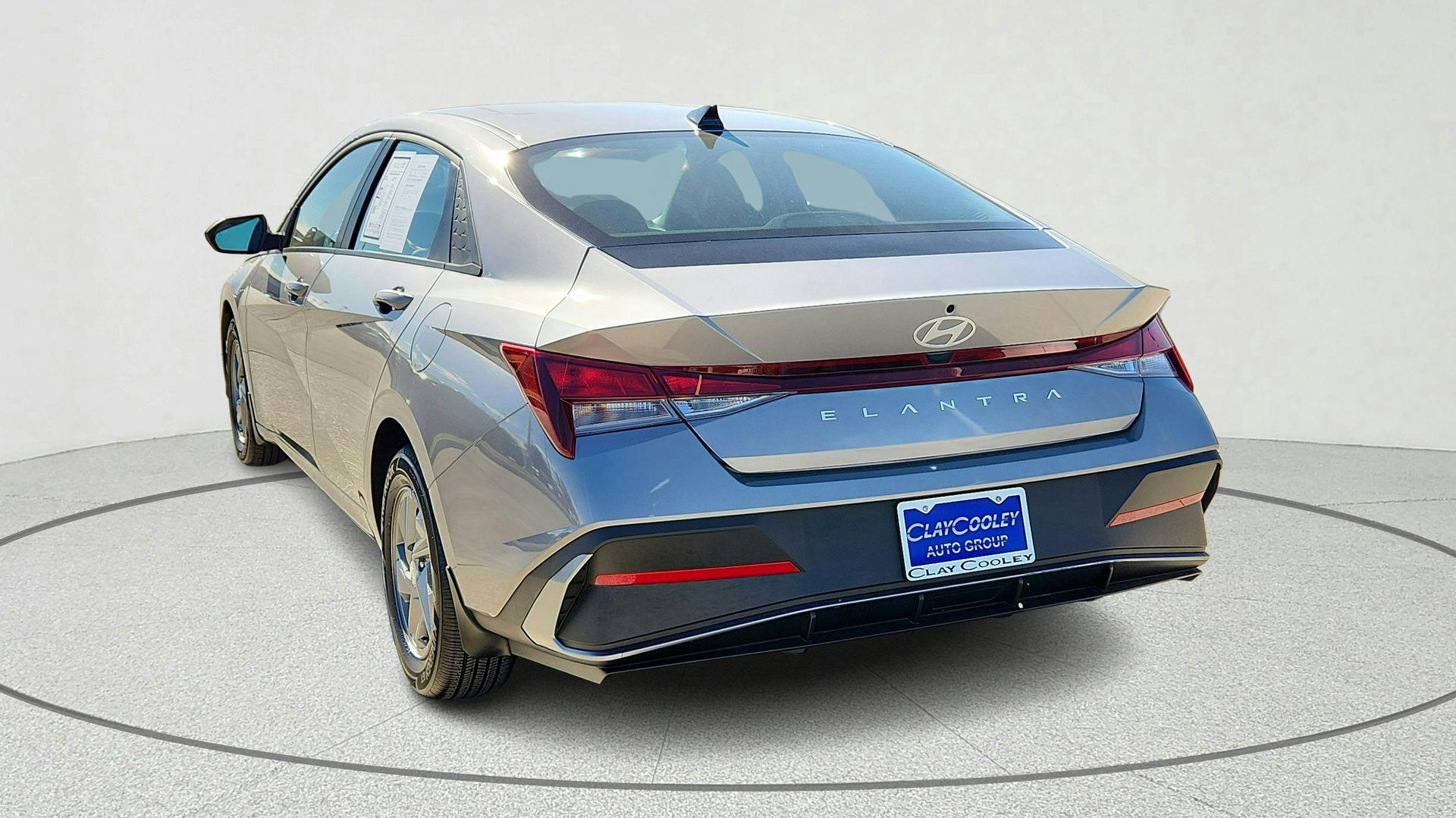 2025 Hyundai Elantra SE - Photo 6