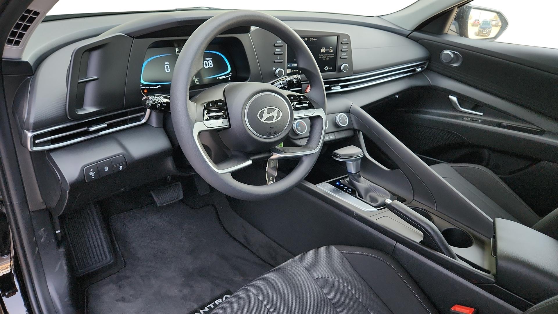 2025 Hyundai Elantra SE - Photo 10