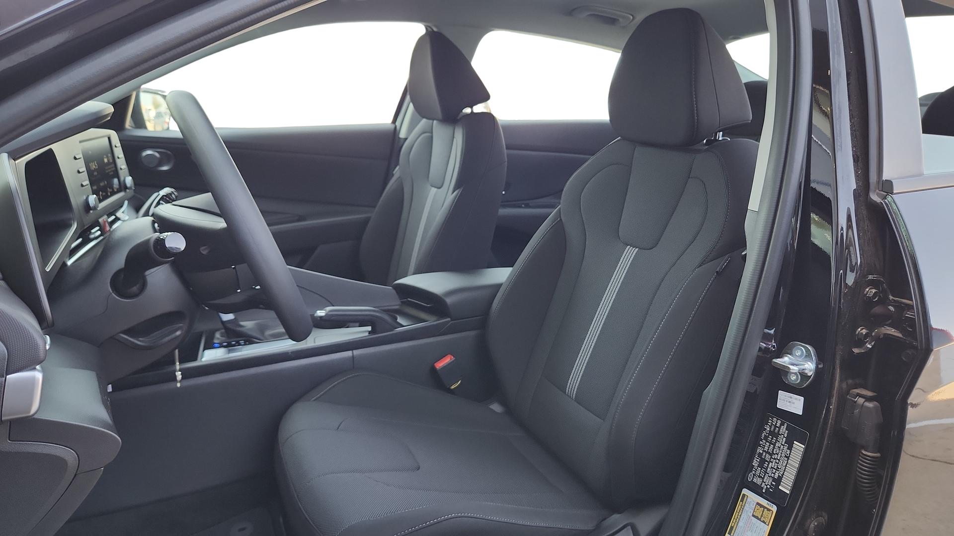 2025 Hyundai Elantra SE - Photo 11