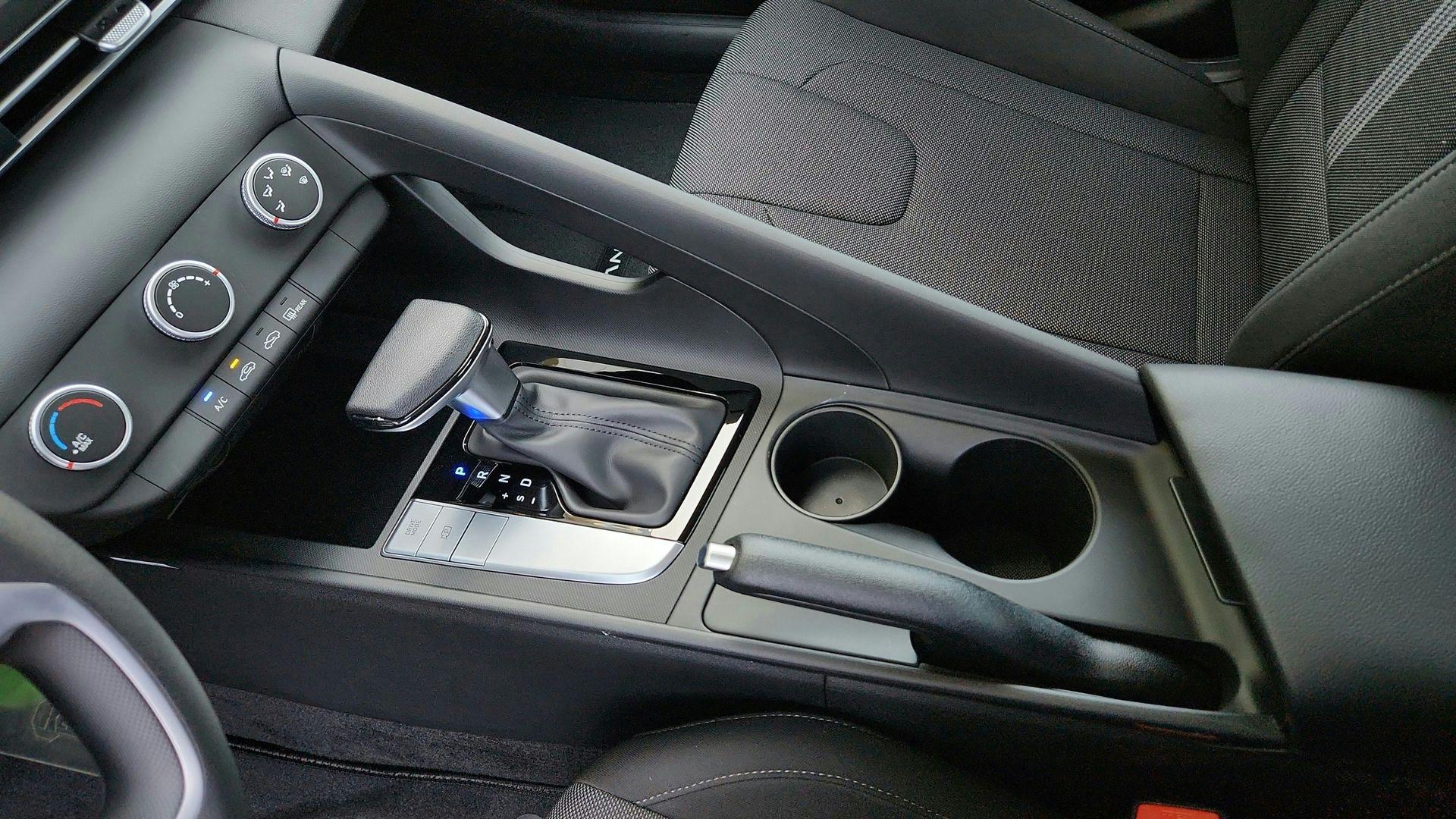 2025 Hyundai Elantra SE - Photo 16