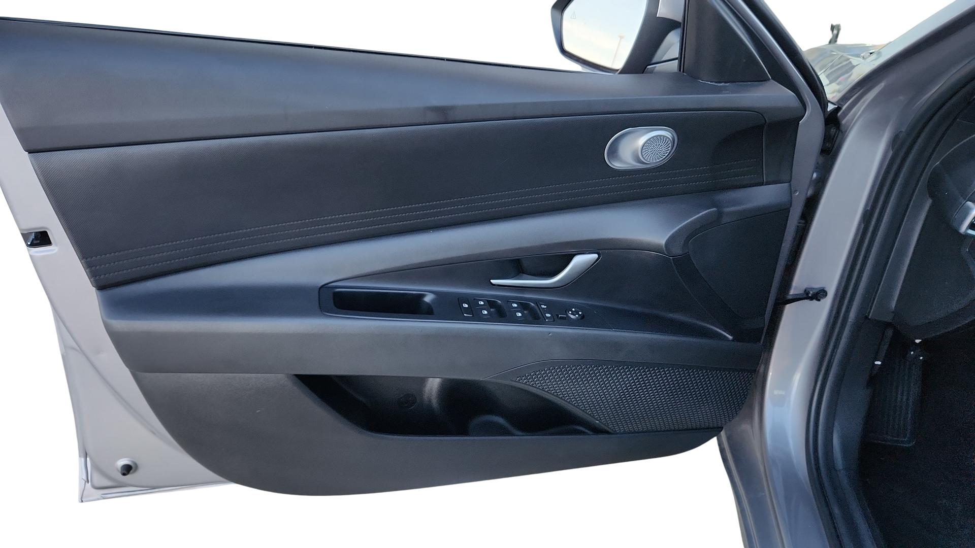 2025 Hyundai Elantra SE - Photo 35