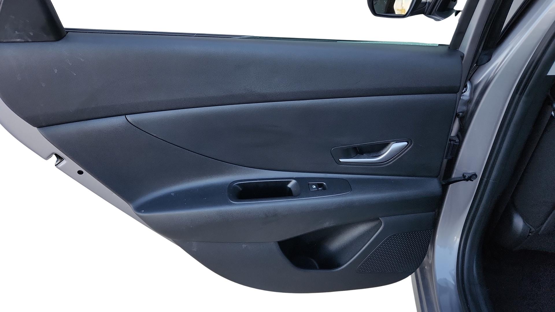 2025 Hyundai Elantra SE - Photo 37