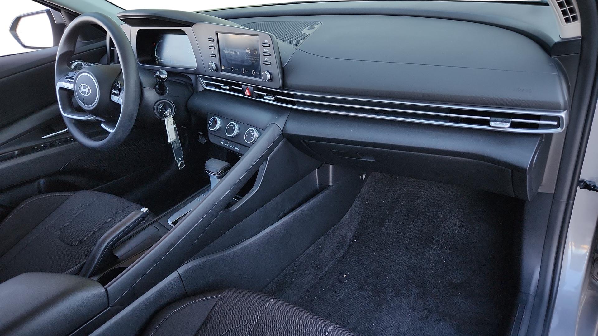 2025 Hyundai Elantra SE - Photo 38