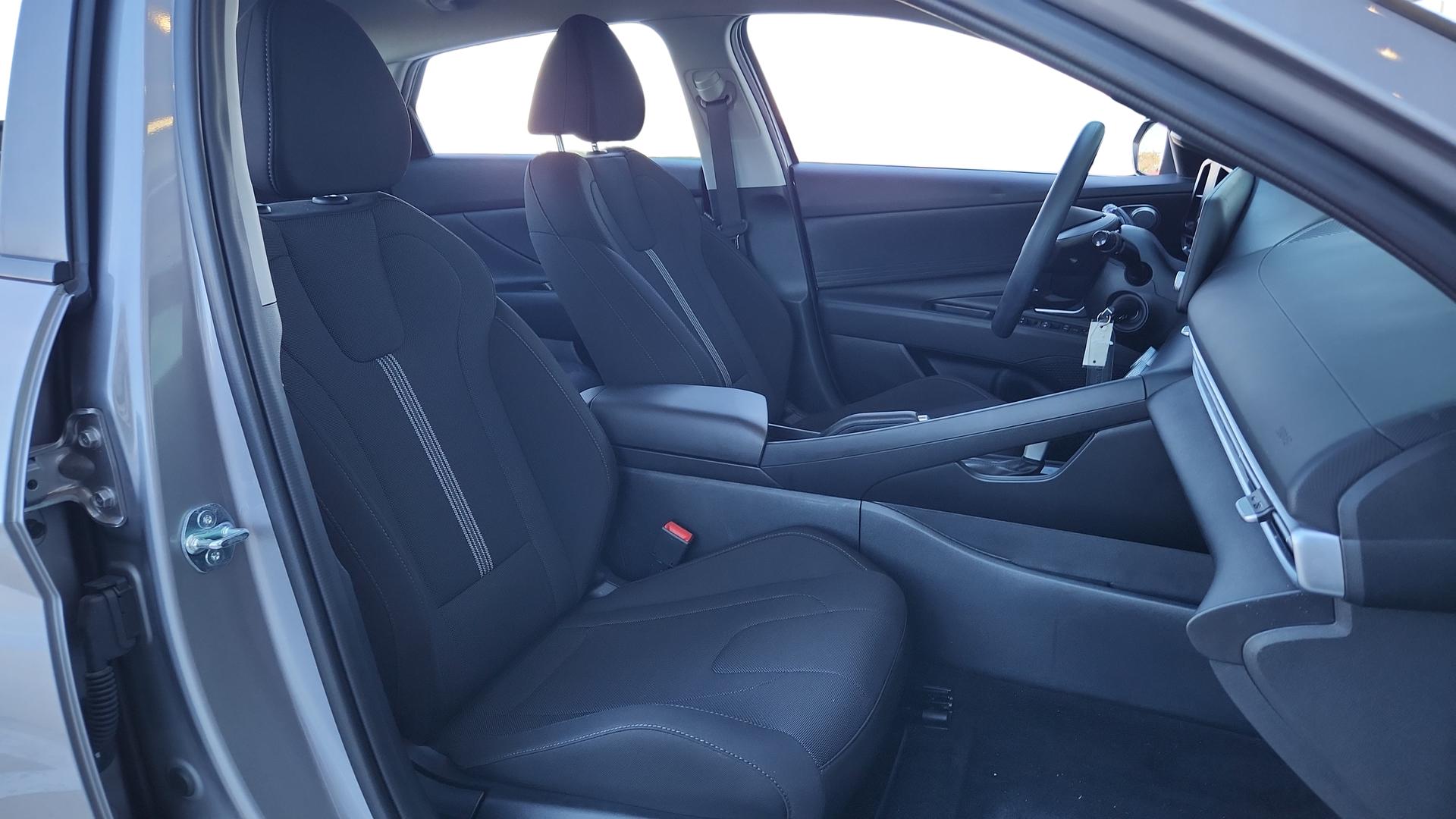 2025 Hyundai Elantra SE - Photo 39