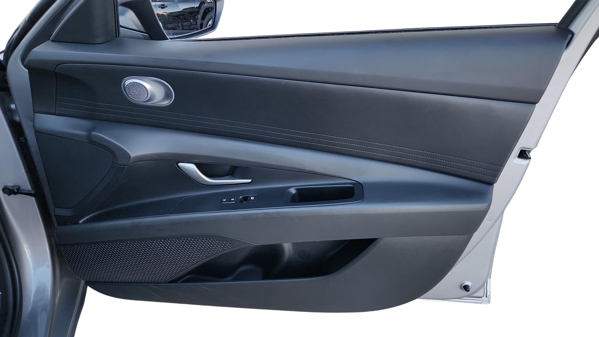 2025 Hyundai Elantra SE - Photo 40