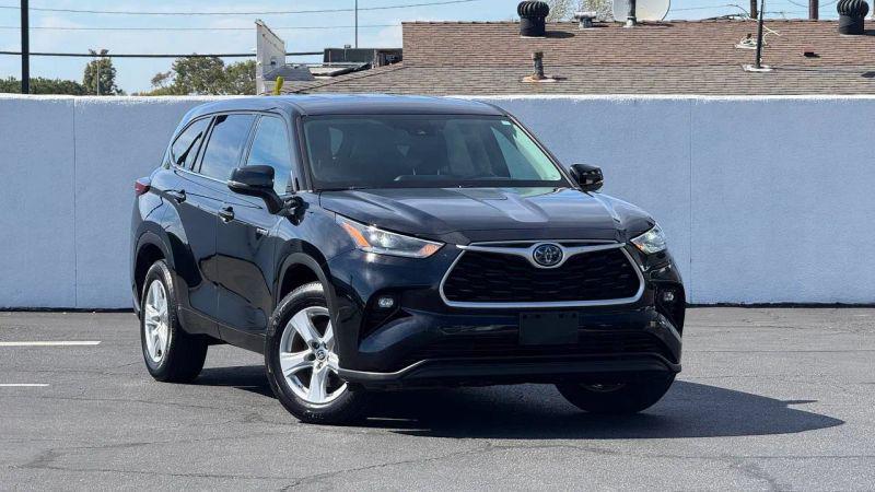 2021 Toyota Highlander Hybrid LE for sale in Newport Beach, CA