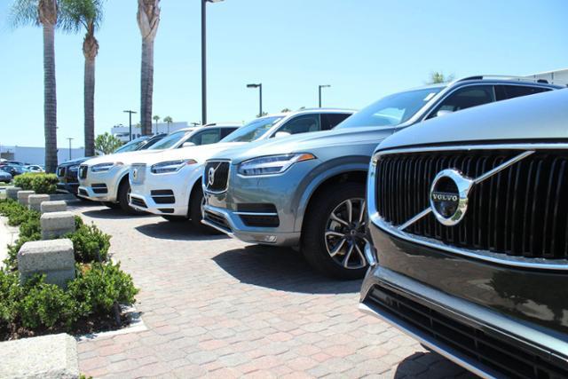 2023 Volvo XC40 B5 Ultimate Dark Theme