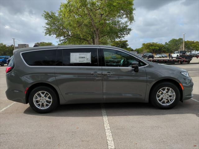 New 2025 Chrysler Pacifica Select New 2025 Chrysler Pacifica Select