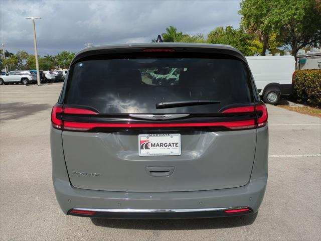 New 2025 Chrysler Pacifica Select New 2025 Chrysler Pacifica Select