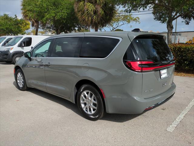 New 2025 Chrysler Pacifica Select New 2025 Chrysler Pacifica Select