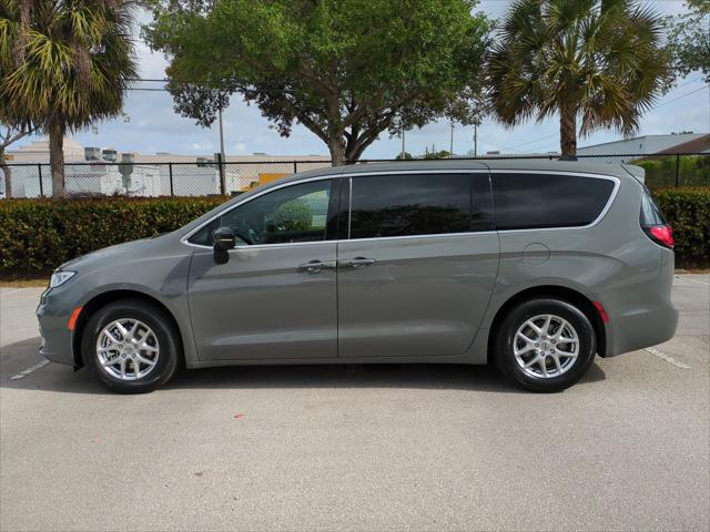 New 2025 Chrysler Pacifica Select New 2025 Chrysler Pacifica Select