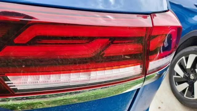 2025 Volkswagen Atlas Cross Sport 2.0T SEL Premium R-Line