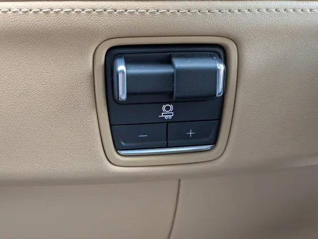 2025 Cadillac Escalade Luxury 2