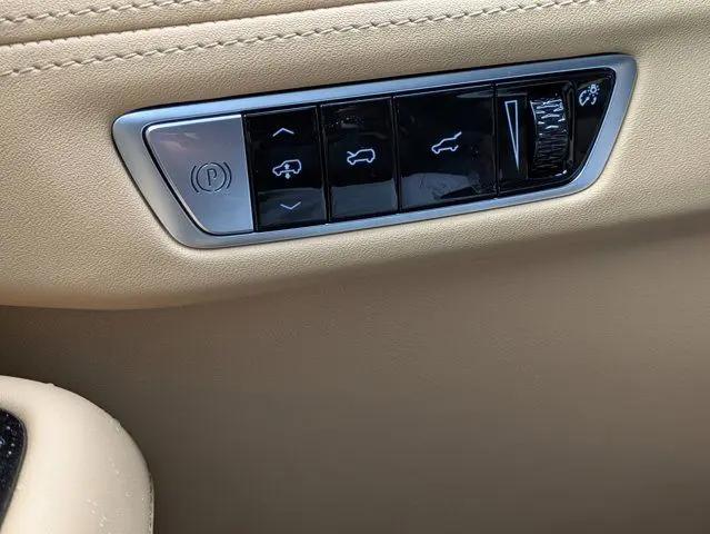 2025 Cadillac Escalade Luxury 2
