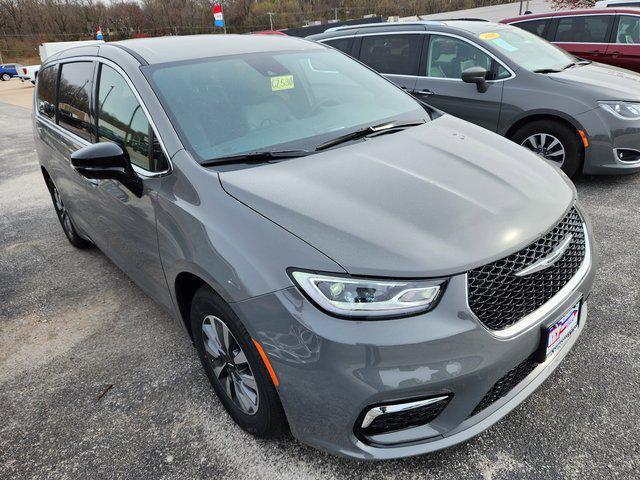 2025 Chrysler Pacifica Hybrid Select