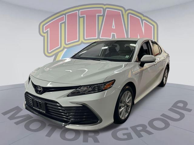 2022 Toyota Camry LE [2]