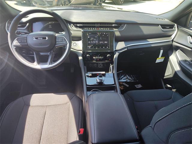 2025 Jeep Grand Cherokee GRAND CHEROKEE L LAREDO X 4X4
