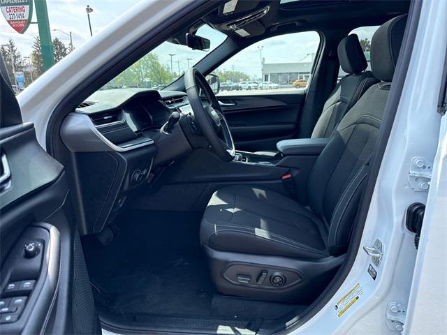 2025 Jeep Grand Cherokee GRAND CHEROKEE L LAREDO X 4X4