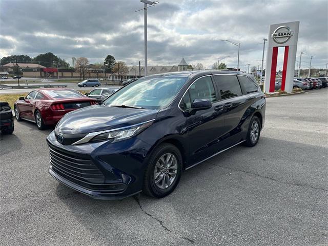 2022 Toyota Sienna LE