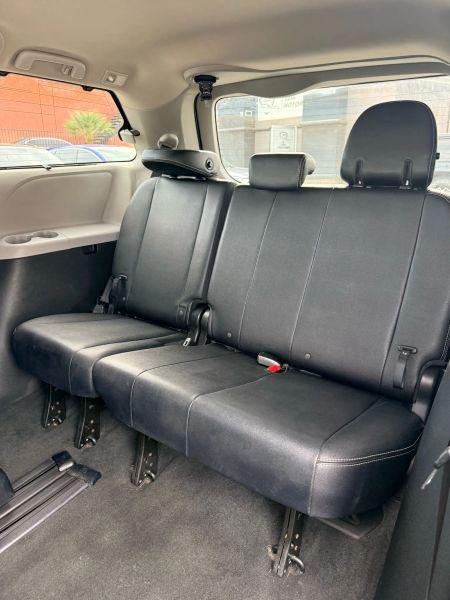 2019 Toyota Sienna SE 8 Passenger