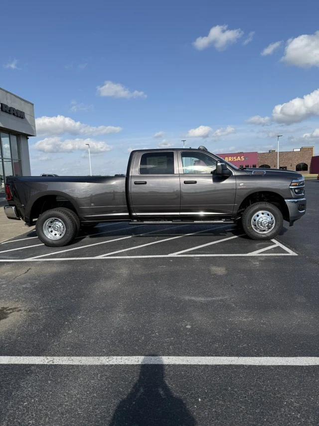 2025 RAM Ram 3500 RAM 3500 TRADESMAN CREW CAB 4X4 8 BOX