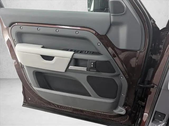 2025 Land Rover Defender 130 P400 S