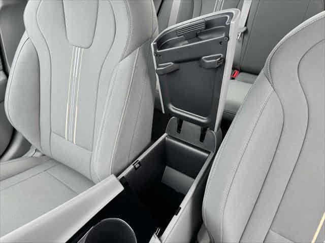 2025 Hyundai Elantra Blue - Photo 18