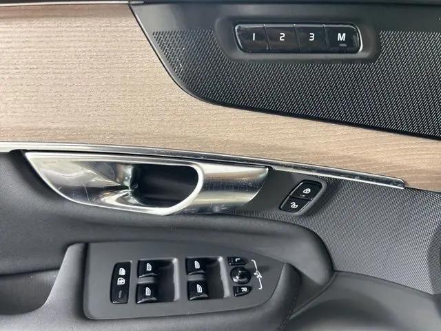 2025 Volvo XC90 B6 Plus 7-Seater