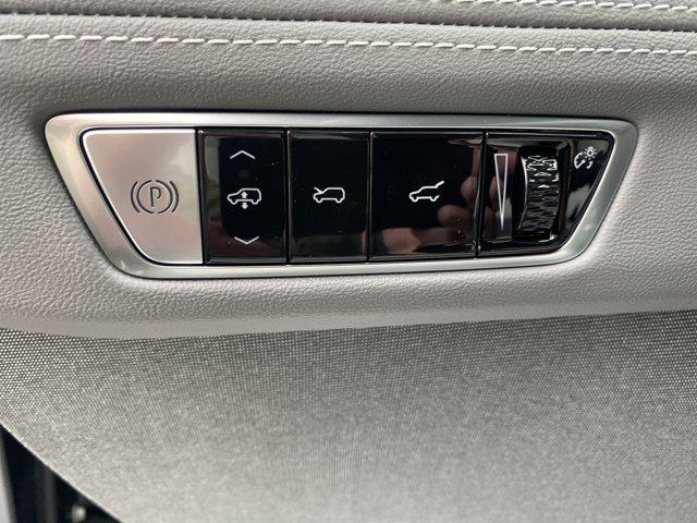 2025 Cadillac Escalade Luxury 1