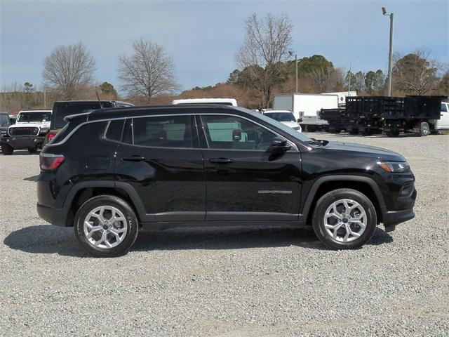 2025 Jeep Compass COMPASS LATITUDE 4X4