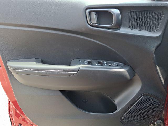 2025 Hyundai Venue Limited - Photo 12