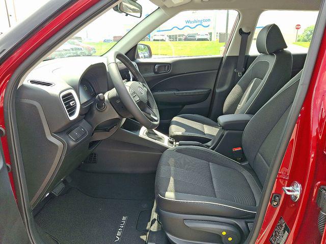 2025 Hyundai Venue Limited - Photo 13