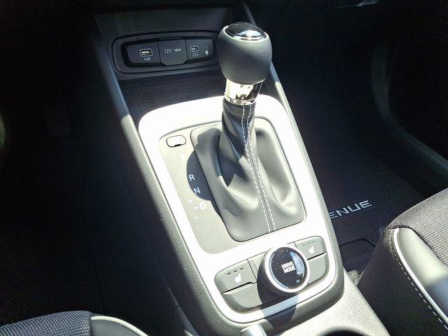 2025 Hyundai Venue Limited - Photo 14