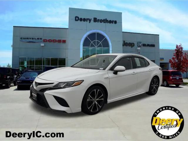 2020 Toyota Camry SE Hybrid