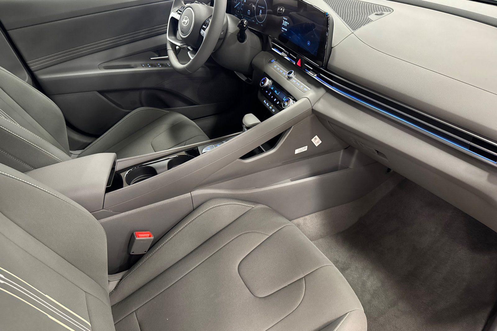 2025 Hyundai Elantra Blue - Photo 15