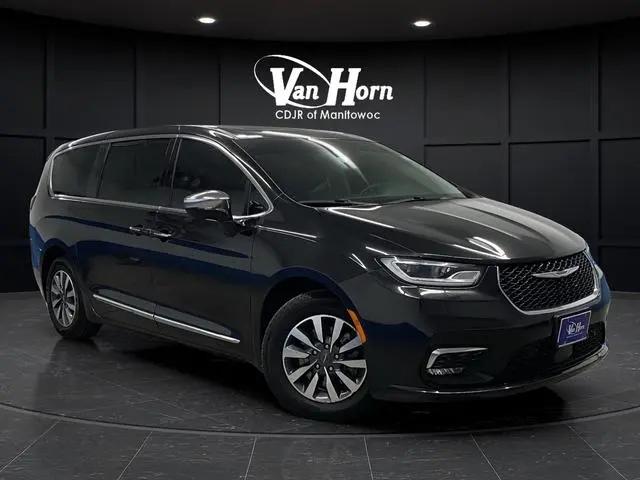 2022 Chrysler Pacifica Hybrid Limited for sale in Manitowoc, WI