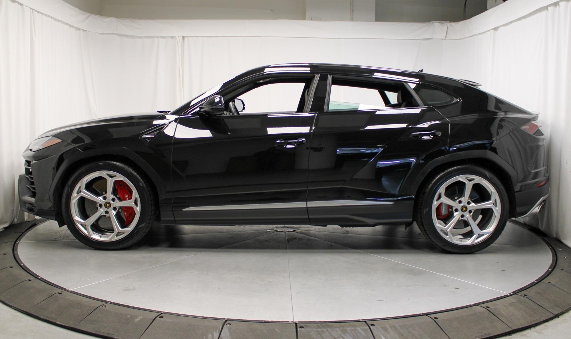 2021 Lamborghini Urus photo 2