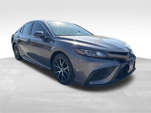 2022 Toyota Camry SE Hybrid