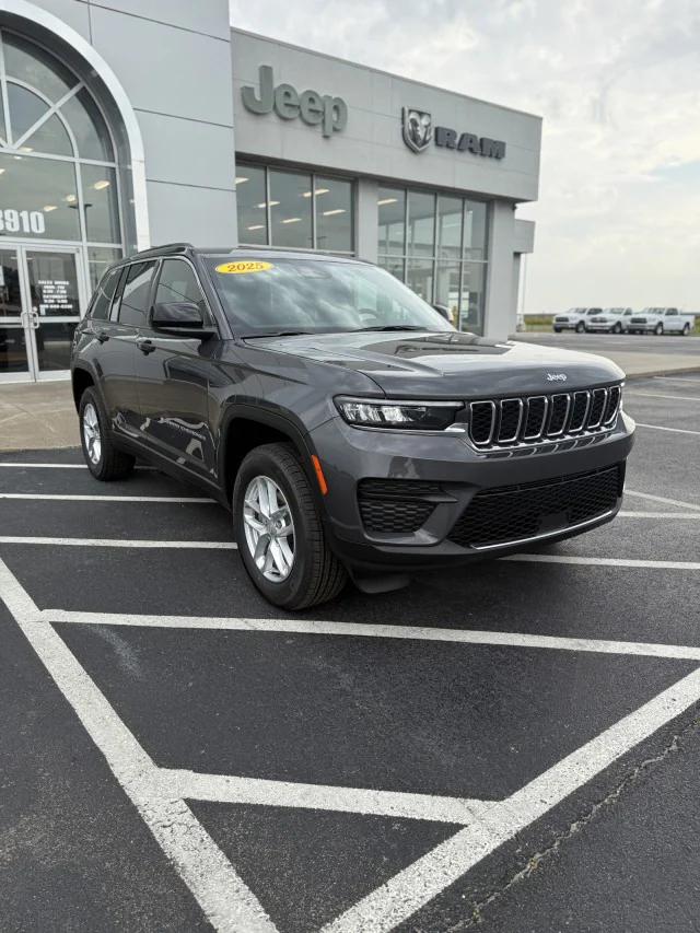 2025 Jeep Grand Cherokee GRAND CHEROKEE LAREDO X 4X4