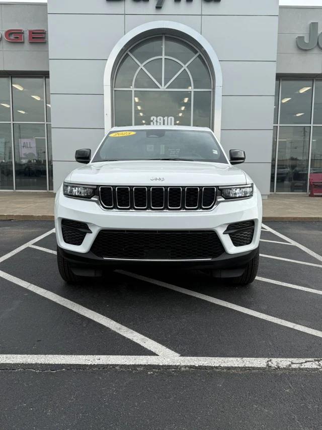 2025 Jeep Grand Cherokee GRAND CHEROKEE LAREDO X 4X4