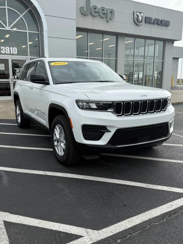 2025 Jeep Grand Cherokee GRAND CHEROKEE LAREDO X 4X4