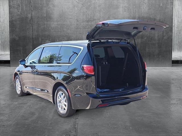 2025 Chrysler Voyager VOYAGER LX
