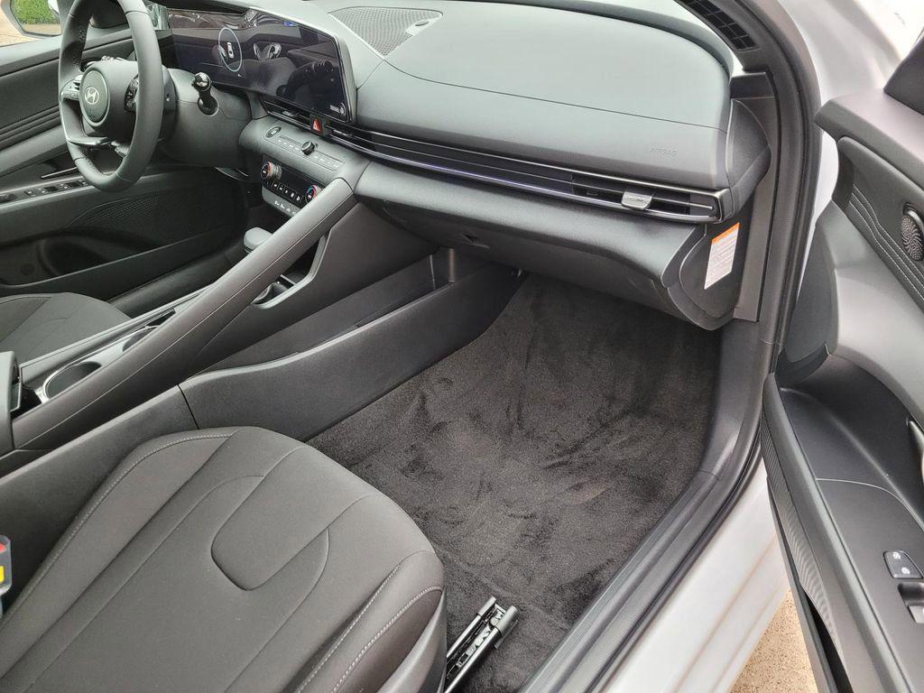 2025 Hyundai Elantra Blue - Photo 9